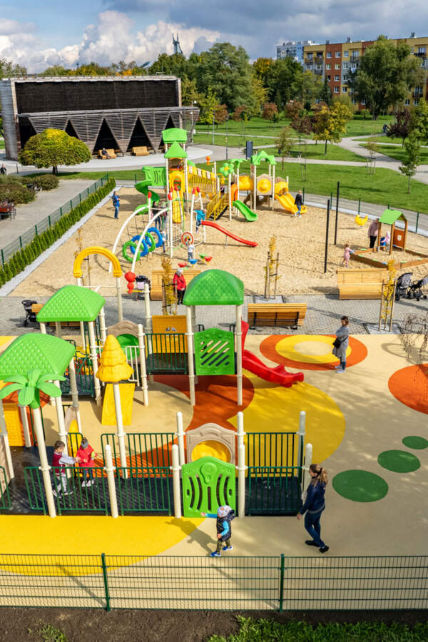 Knurów - plac zabaw przy ulicy Szpitalnej, obok tężni