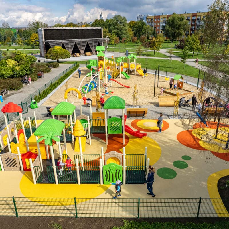 Knurów - plac zabaw przy ulicy Szpitalnej, obok tężni